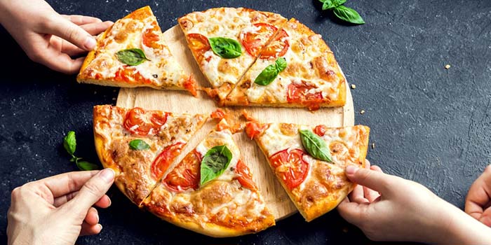 Pizza Margherita cortada em fatias